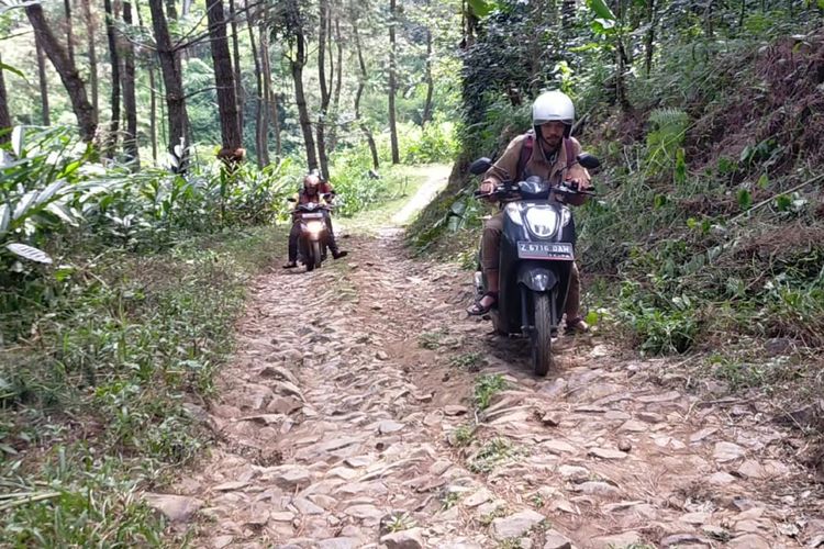 Akses jalan menuju Desa Gunung Jampang melintasi kawasan hutan dengan kontur jalan menanjak dan turunan curam.