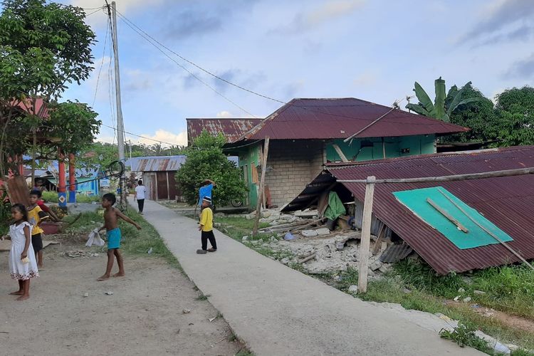 Anak-anak korban gempa di Dusun Wailusung, Kecamatan Salahutu, Kabupaten Maluku Tengah tengah bermain di sekitar reruntuhan rumah-rumah warga, Rabu (13/11/2019)