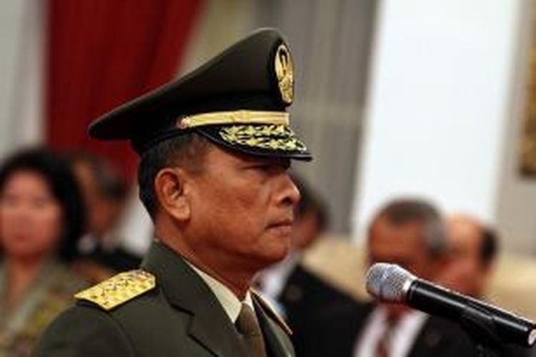 Kepala Staf Angkatan Darat (Kasad) yang baru Letjen TNI Moeldoko mengucapkan sumpah dalam pelantikan oleh Presiden RI di Istana Negara, Jakarta, Rabu (22/5/2013). Letjen TNI Moeldoko menggantikan pejabat lama Jenderal TNI Pramono Edhie Wibowo yang memasuki masa pensiun.  