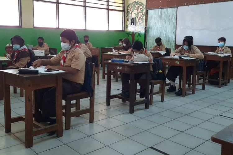 Uji coba sekolah tatap muka tahap dua di SDN Duri Kepa 03, Jakarta Barat, Rabu (9/6/2021).).
