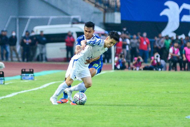 Gelandang serang PSIS Semarang Taisei Marukawa (putih) dibayangi pemain Persib Rachmat Irianto (biru), dalam laga pekan keempat Liga 1 2022-2023 antara Persib vs PSIS di Stadion Gelora Bandung Lautan Api (GBLA), Sabtu (13/8/2022).