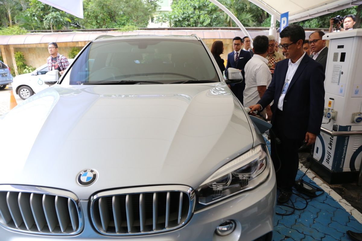 General Manager PLN Distribusi Jakarta Raya, Ikhsan Asaad menguji mobil BMW i8 saat acara kick off pengembangan charging stasion SPLU di Kantor PLN Disjaya, Gambir, Jakarta Pusat, Kamis (14/12/2017). PLN Distribusi Jakarta Raya (Disjaya) menargetkan 1000 SPLU (Stasiun penyedia listrik umum) untuk mempemudah kebutuhan listrik masyarakat di tempat umum.