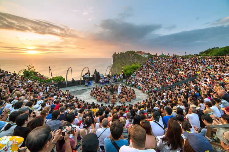 Ilustrasi wisatawan mancanegara menyaksikan Tari Kecak di Pura Uluwatu. 