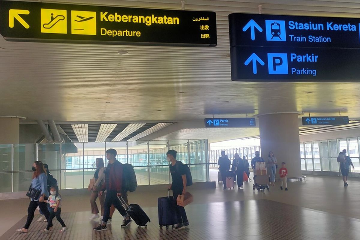 Situasi lengang di Bandar Udara Yogyakarta International Airport YIA di Kapanewon Temon, Kabupaten Kulon Progo, Daerah Istimewa Yogyakarta, Jumat (21/4/2023). Tampak calon penumpang menuju area keberangkatan.