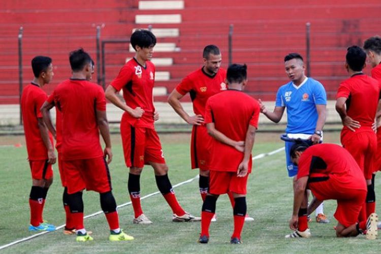Pelatih PS Tira Rudy Eka Priyambada beri instruksi pada pemain.
