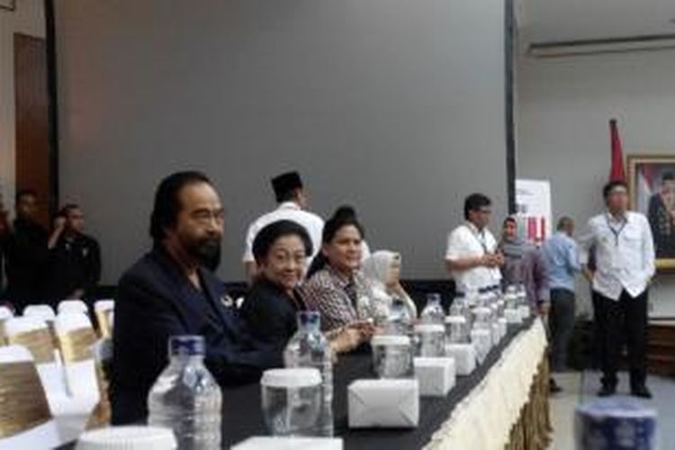 Ketua Umum Partai Nasdem Surya Paloh; Ketua Umum Partai Demokrasi Indonesia (PDI) Perjuangan Megawati Soekarnoputri; istri Joko Widodo, Iriana Joko Widodo; istri Jusuf Kalla, Mufidah Kalla (kiri-kanan), menghadiri rapat pleno pengundian dan penetapan nomor urut calon presiden dan calon presiden peserta Pemilu Presiden 2014.