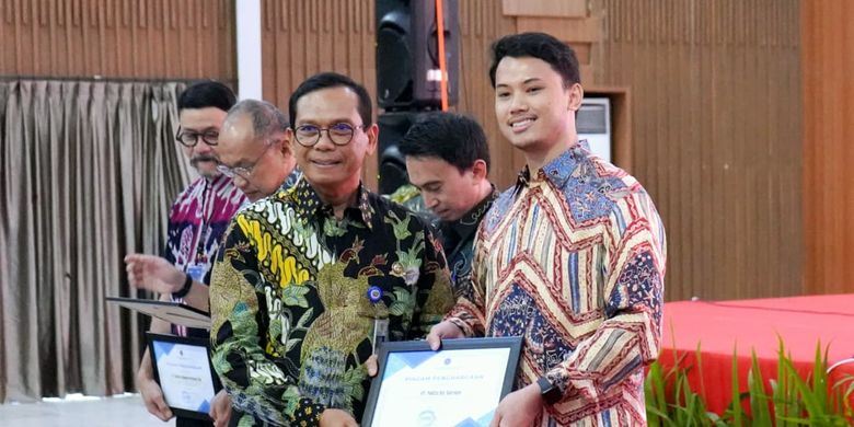 Direktur Angkutan Udara, Agustinus Budi Hartono menyerahkan penghargaan kepada Direktur Utama Pelita Air, Dendy Kurniawan atas raihan Pelita Air sebagai maskapai dengan kinerja ketepatan waktu (On Time Performance/OTP) terbaik sepanjang tahun 2024. Hal ini dilakukan di Bogor, Jawa Barat, Kamis (21/8/2025).