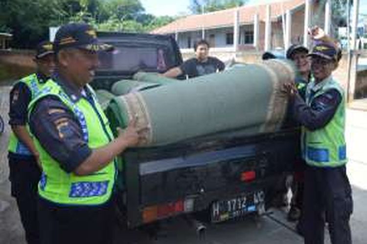 Para  Sukarelawan Pengatur Lalu-Lintas (Supeltas) yang biasa beroperasi di Simpang Tiga Bawen, Kabupaten Semarang menggelar aksi sosial berupa mencucikan karpet milik masjid dan mushala, di pemandian Muncul, Banyubiru, Minggu (29/5/2016).