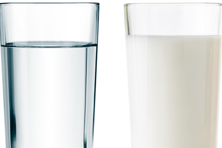 Ilustrasi air putih dan susu adalah contoh benda cair di sekitarmu.
