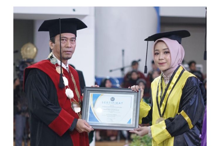 Kharisma Catur Aulia, wisudawan terbaik Universitas Muhammadiyah Sidoarjo. 