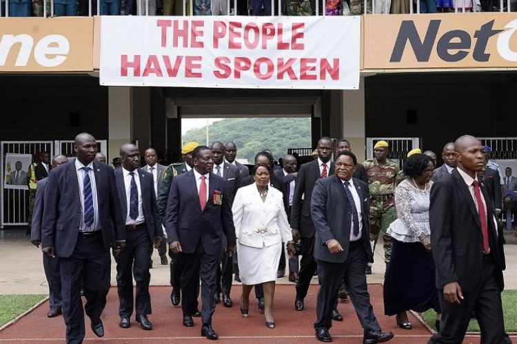 Emmerson Mnangagwa tiba di stadion nasional Zimbabwe pada Jumat (24/11/2017)  untuk dilantik menjadi presiden baru negeri itu.