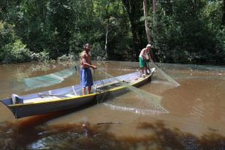 Aktivitas mencari ikan menggunakan jermal di kawasan Danau Semetung, Desa Nanga Ketungau, Kecamatan Ketungau Hilir, Kabupaten Sintang, Kalimantan Barat