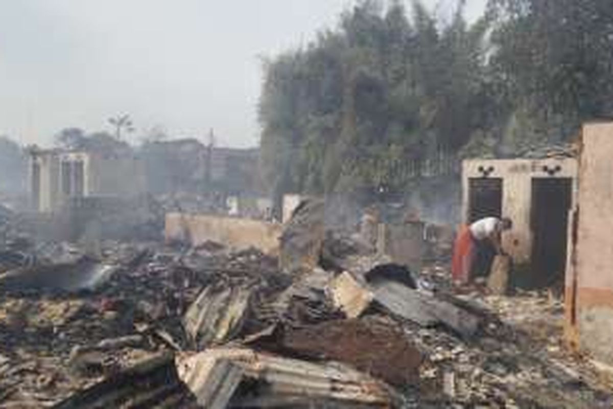 Minggu (3/7/2016), kebakaran di Kelurahan Grogol Selatan, Kecamatan Kabayoran Lama, Jakarta Selatan. Api diduga karena konsleting listrik di sebuah rumah kontrakan