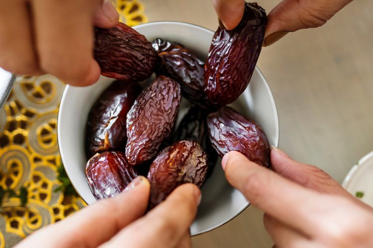 Illustration of eating dates for breaking the fast. Many nutritious fruits and rich in benefits can be part of your Ramadan iftar menu. For example, dates, bananas, avocados, and papaya.