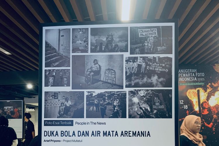 Foto Esai Terbaik Kategori People In The News dengan judul Duka Bola dan Air Mata Aremania mendapatkan Anugerah Pewarta Foto Indonesia 2023 yang dipamerkan di Balai Budaya, Alun-Alun Surabaya, Jawa Timur, Jumat (12/5/2023) sore.