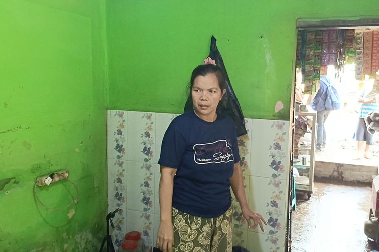 Yani Maryani (49) watga Kampung Lamajang, Desa Citeureup, Kecamatan Dayeuhkolo, Kabupaten Bandung, Jawa Barat, salah satu korban tanggul jebol pada Kamis lalu