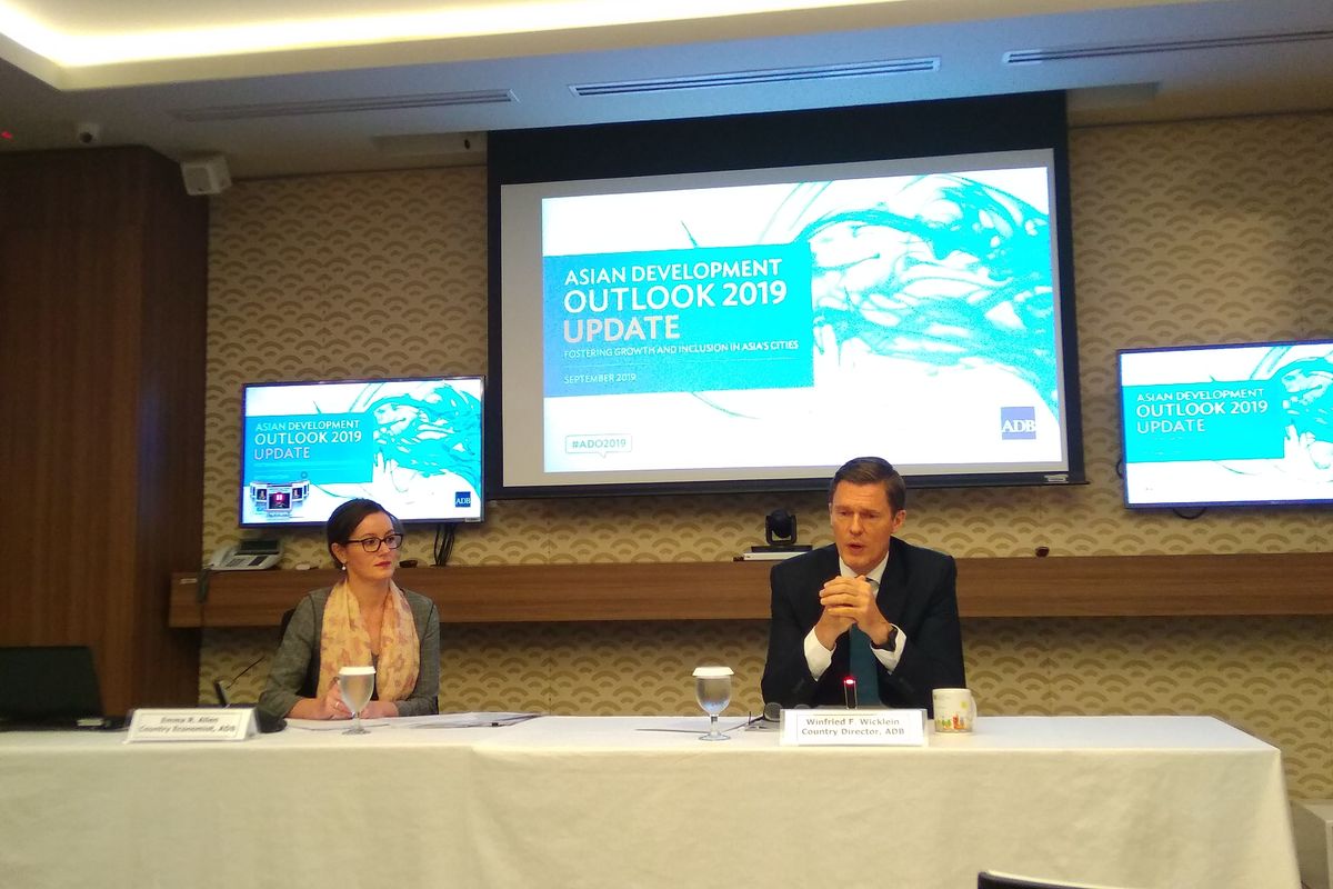 Direktur ADB untuk Indonesia, Winfried F. Wicklein (kanan) saat mempresentasikan outlook ekonomi Indonesia tahun 2019-2020 di Jakarta, Rabu (25/9/2019).