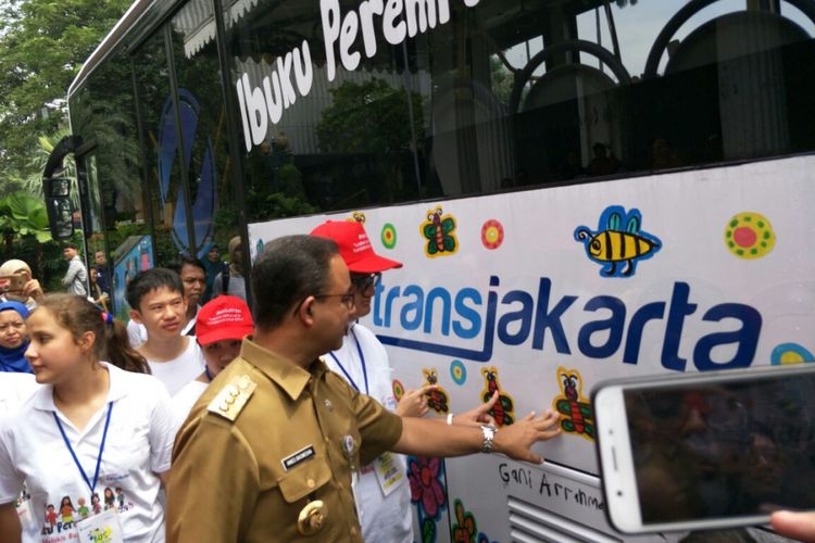 Gubernur DKI Jakarta Anies Baswedan meresmikan bus transjakarta yang dilukis oleh anak-anak penyandang autisme di Balai Kota DKI Jakarta, Selasa (24/4/2018).  