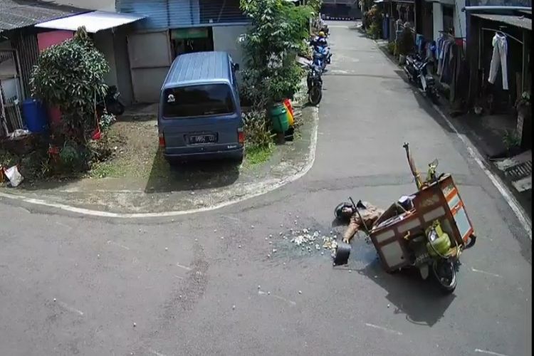 Foto Viral Pedagang Bakso Pura Pura Jatuh Lalu Minta Uang Ke Warga