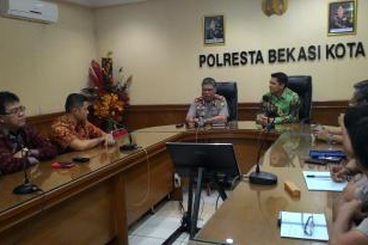 Anggota Komisi A DPRD Bekasi bertemu dengan Kapolresta Bekasi Kota Komisaris Besar Daniel Tifaona untuk membahas masalah keamanan dan juga persiapan jalur mudik di Bekasi.