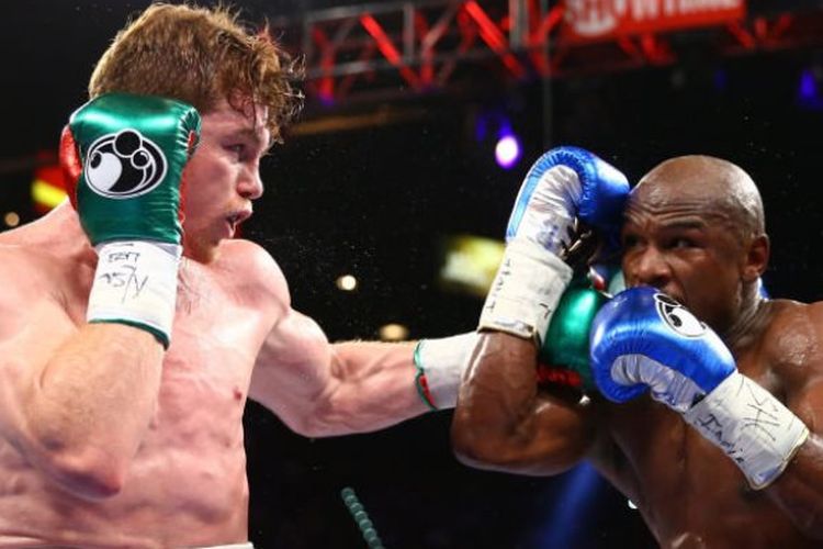 Saul Canelo Alvarez (kiri) saat menghadapi Floyd Mayweather jr pada 14-09-2013