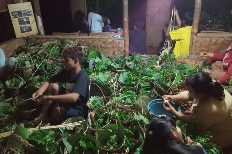 Para petani di salah satu wilayah Cianjur menjual sayur hasil panennya melalui program donasi untuk warga miskin di sekitar Jakarta. Para donor atau pembeli bisa membeli satu paket sayur hasil panen petani untuk selanjutnya dibagikan kepada mereka yang terdampak pandemi virus corona.