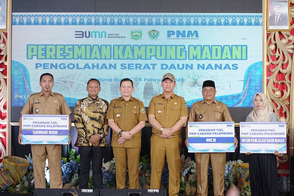 Peresmian Kampung Madani PNM dengan klasterisasi daun Nanas di Desa Tanjung Bunut, Kabupaten Muara Enim, Sumatera Selatan. 