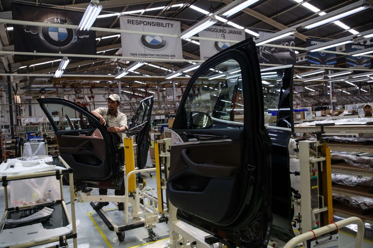 Pekerja menyelesaikan perakitan mobil All-new BMW X3 di pabrik BMW Production Network 2, PT Gaya Motor, Jakarta Utara, Rabu (18/7/2018). The All-new BMW X3 xDrive20i rakitan dalam negeri ditawarkan dengan harga Rp 1,009,000,000,- off-the-road.