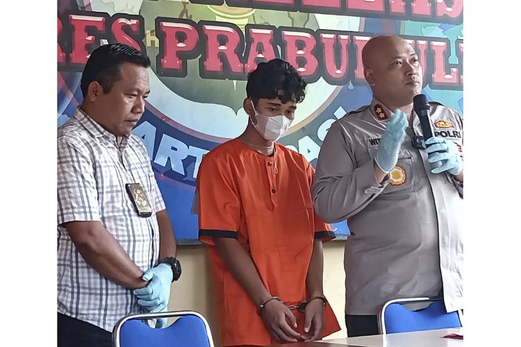 Helga Sulaiman (22) pelaku pembunuhan saat berada di Polres Prabumulih, Sumatera Selatan.