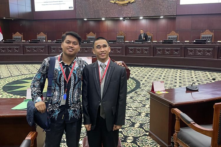 Dua mahasiswa Universitas Indonesia (UI), Ahmad Alfarizy dan Nur Fauzi Ramadhan, mengajukan judicial review UU Pilkada ke Mahkamah Konstitusi (MK), meminta agar caleg terpilih hasil Pileg 2024 mengundurkan diri bila ingin mencalonkan diri pada Pilkada 2024.