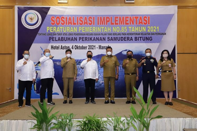 Menteri Kelautan dan Perikanan (KP) Sakti Wahyu Trenggono (tengah) saat membuka sosialisasi implementasi PP Nomor 85 Tahun 2021 bidang perikanan tangkap di Manado, Sulawesi Utara (Sulut), Senin (4/9/2021).