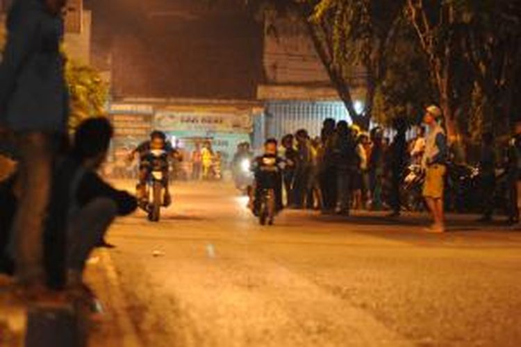 Aksi balapan liar di depan rumah dinas Bupati Pamekasan marak digelar pemuda Pamekasan, khususnya malam minggu. 