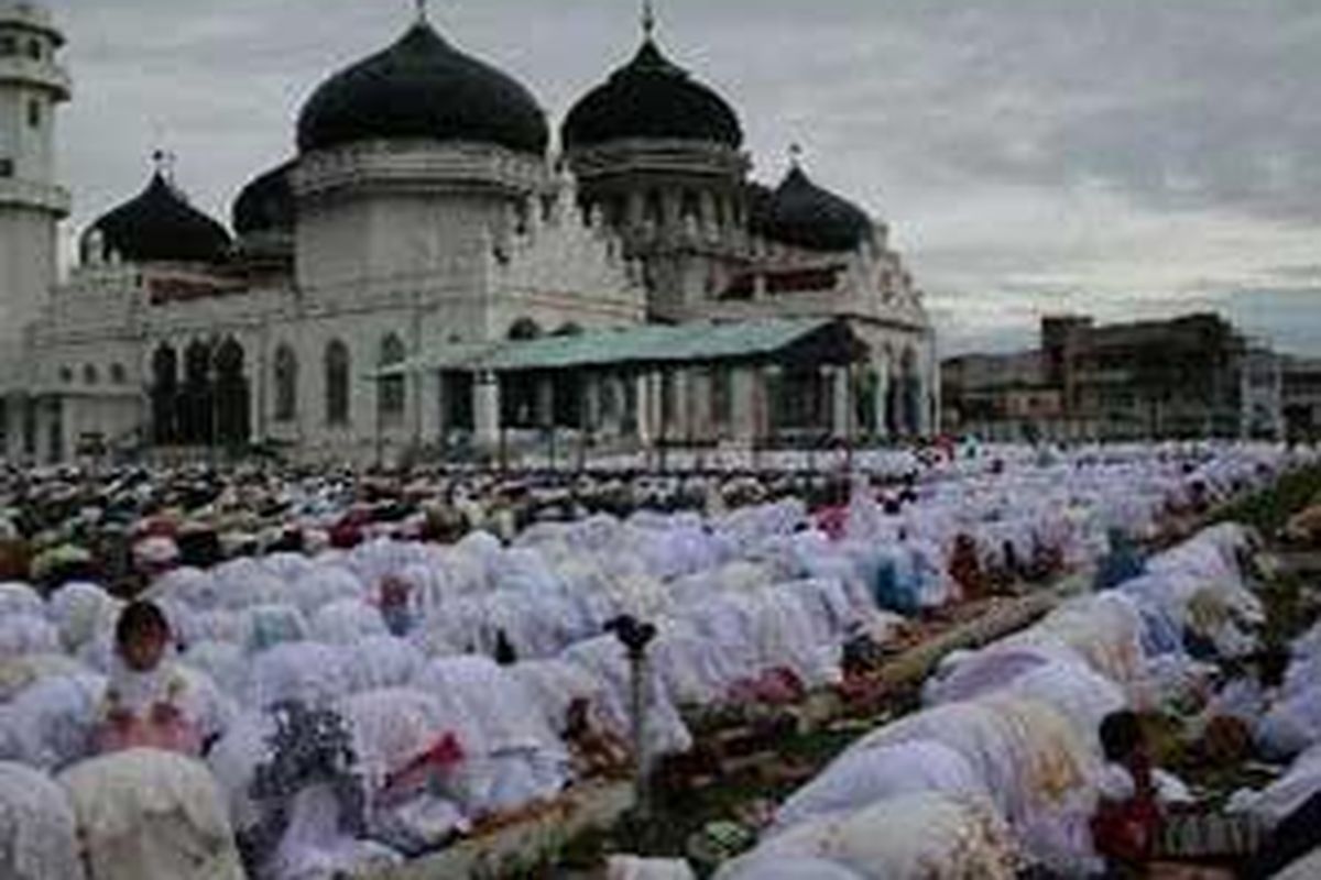 Warga Banda Aceh dengan khusyuk melakukan shalat Ied di Masjid Raya Baiturrahman, Banda Aceh, Nanggroe Aceh Darussalam tahun 2005.