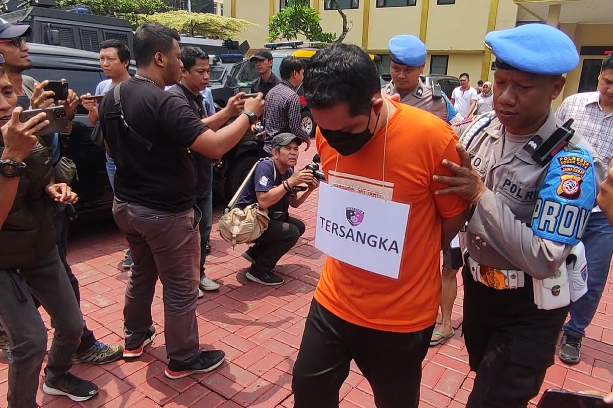 Petugas kepolisian saat mengamankan seorang pengurus pondok pesantren di Mapolresta Bogor Kota dalam kasus dugaan pencabulan, Jumat (13/10/2023).