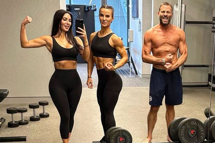 Kim Kardashian memamerkan tubuh langsingnya dengan berfoto bersama pelatih pribadinya, Senada Greca dan entrepreneur David Grutman di sebuah gym setelah sesi workout.