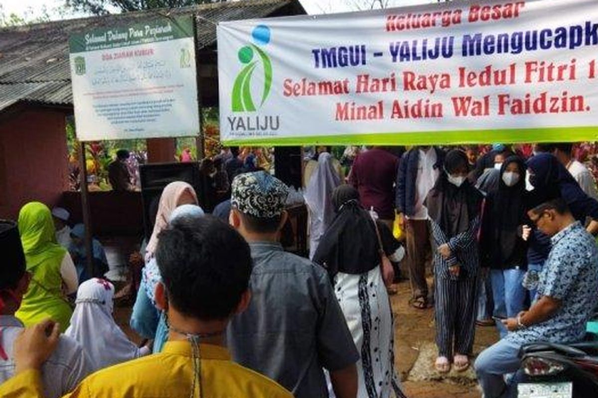 TPU Sawangan Lama di Kota Depok dipadati peziarah pada hari kedua Idul Fitri 1442 Hijriah atau Jumat (14/5/2021).