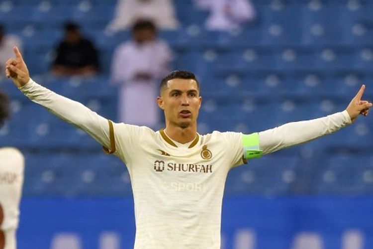 Ekspresi megabintang Al Nassr, Cristiano Ronaldo, dalam laga melawan Al Hilal pada lanjutan Liga Arab Saudi 2022-2023 di Stadion Prince Faisal Bin Fahd pada Selasa (18/4/2023)  malam waktu setempat. Al Nassr yang diperkuat Ronaldo kalah 0-2 dari Al Hilal pada laga tersebut. (Foto oleh: Fayez NURELDINE / AFP)