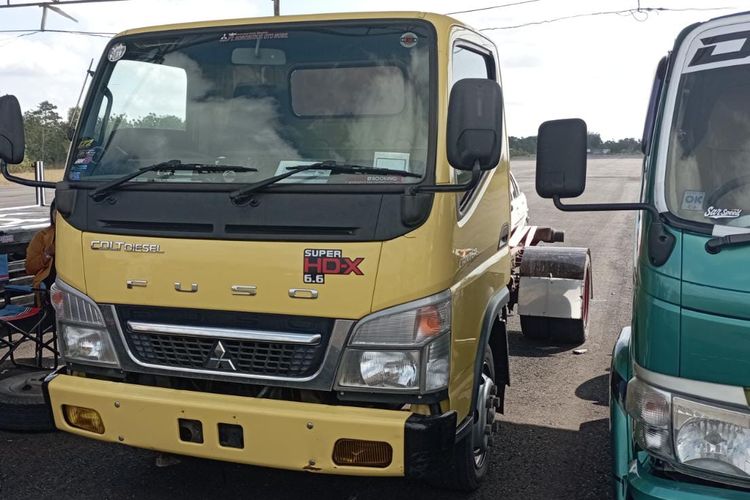 Truk balap dari tim Mitra Bangun