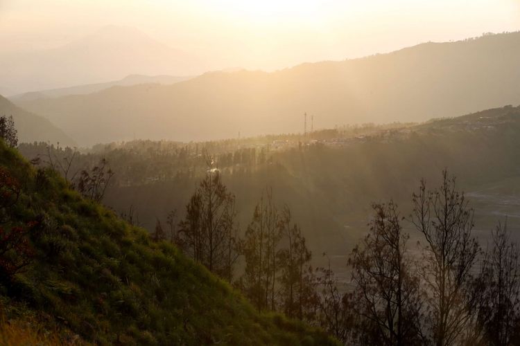 Keindahan pemandangan matahari terbit bisa disaksikan dari lokasi wisata Bukit Cinta, Pasuruan, Jawa Timur, Sabtu (4/11/2017). Bukit Cinta menjadi alternatif menyaksikan matahari terbit di kawasan wisata Gunung Bromo. KOMPAS IMAGES/KRISTIANTO PURNOMO
