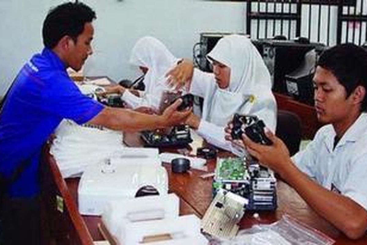 Siswa mendapatkan pelatihan perakitan dari relasi industri selama dua hari sebelum merakit 240 unit LCD proyektor. Kini, setiap siswa mampu merakit satu unit LCD proyektor dalam waktu 45 menit. Hasil rakitan siswa SMKN 1 Bantul ini kemudian dibagikan ke 59 SMK di DI Yogyakarta.