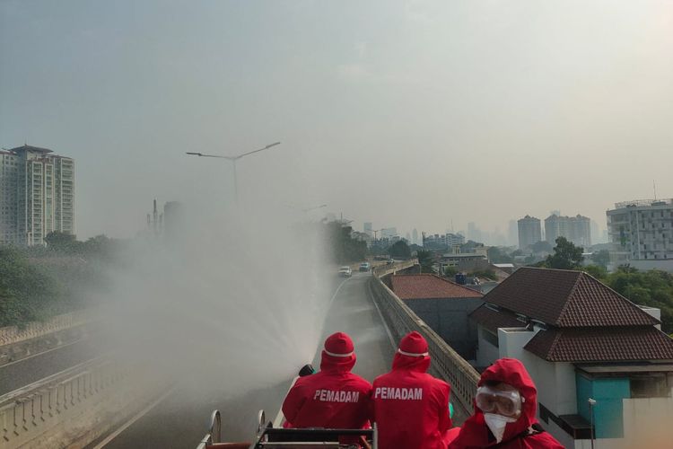 Suku Dinas Penanggulangan Kebakaran dan Penyelamatan Jakarta Selatan melakukan penyemprotan cairan disinfektan di Jalan Layang Non-Tol Pangeran Antasari, Jakarta Selatan, Minggu (28/6/2020). 