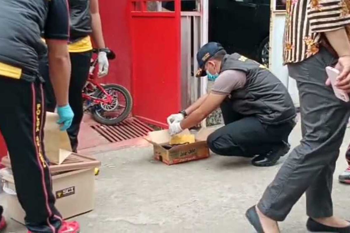 Tim Inafis Polres Gowa dan Biddokkes Polda Sulawesi Selatan tengah menggelar olah tempat kejadian perkara (TKP) penemuam orok tanpa kepala. Jumat, (12/8/2022).