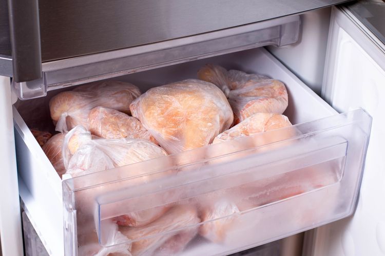 Daging ayam disimpan di dalam freezer agar awet.
