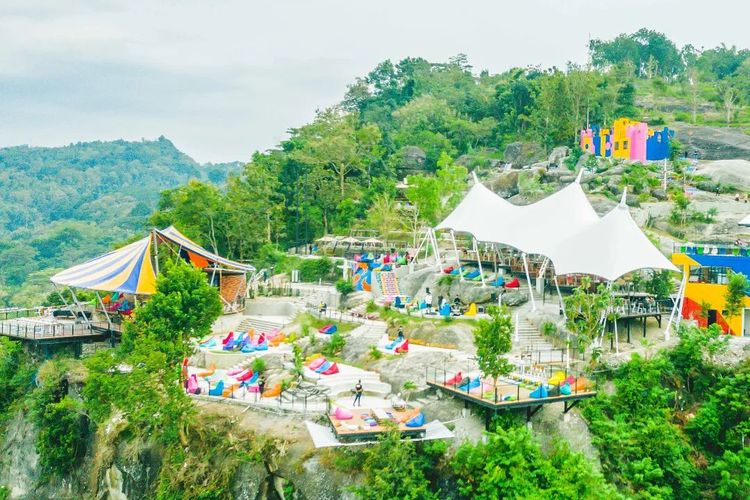 Obelix Hills menawarkan sensasi wisata di Yogyakarta dengan pemandangan yang memesona.