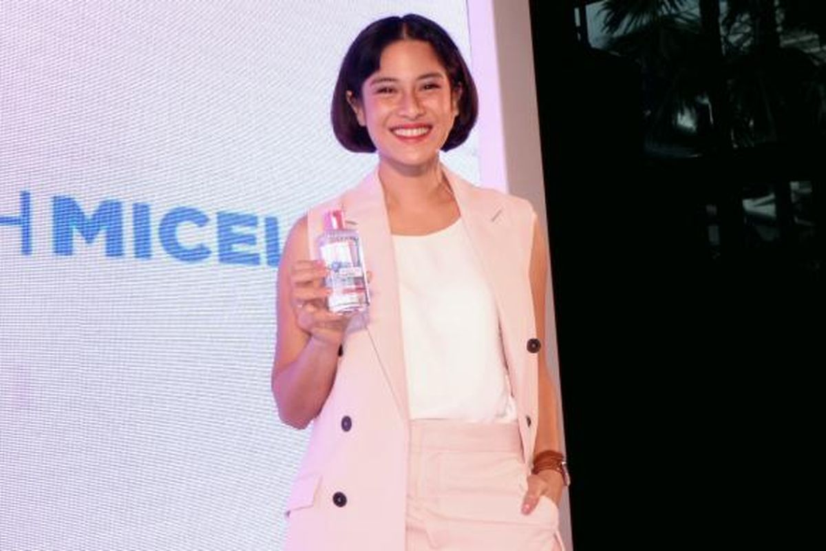 Dian Sastrowardoyo hadir pada acara peluncuran Micellar Water LOreal Paris di Hotel Shangri-La, Jakarta Pusat, pada Rabu (1/3/2017).