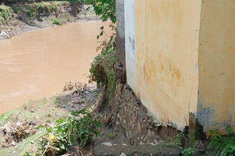 Rumah warga bantaran sungai di Kabupaten Dompu terancam ambruk, Selasa (5/12/2023).