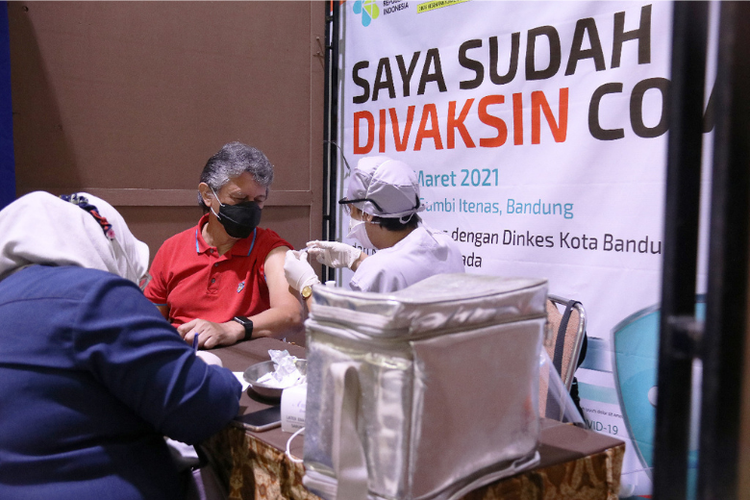  Kegiatan vaksinasi yang diselenggarakan Itenas Bandung, Senin (29/3/2021). 