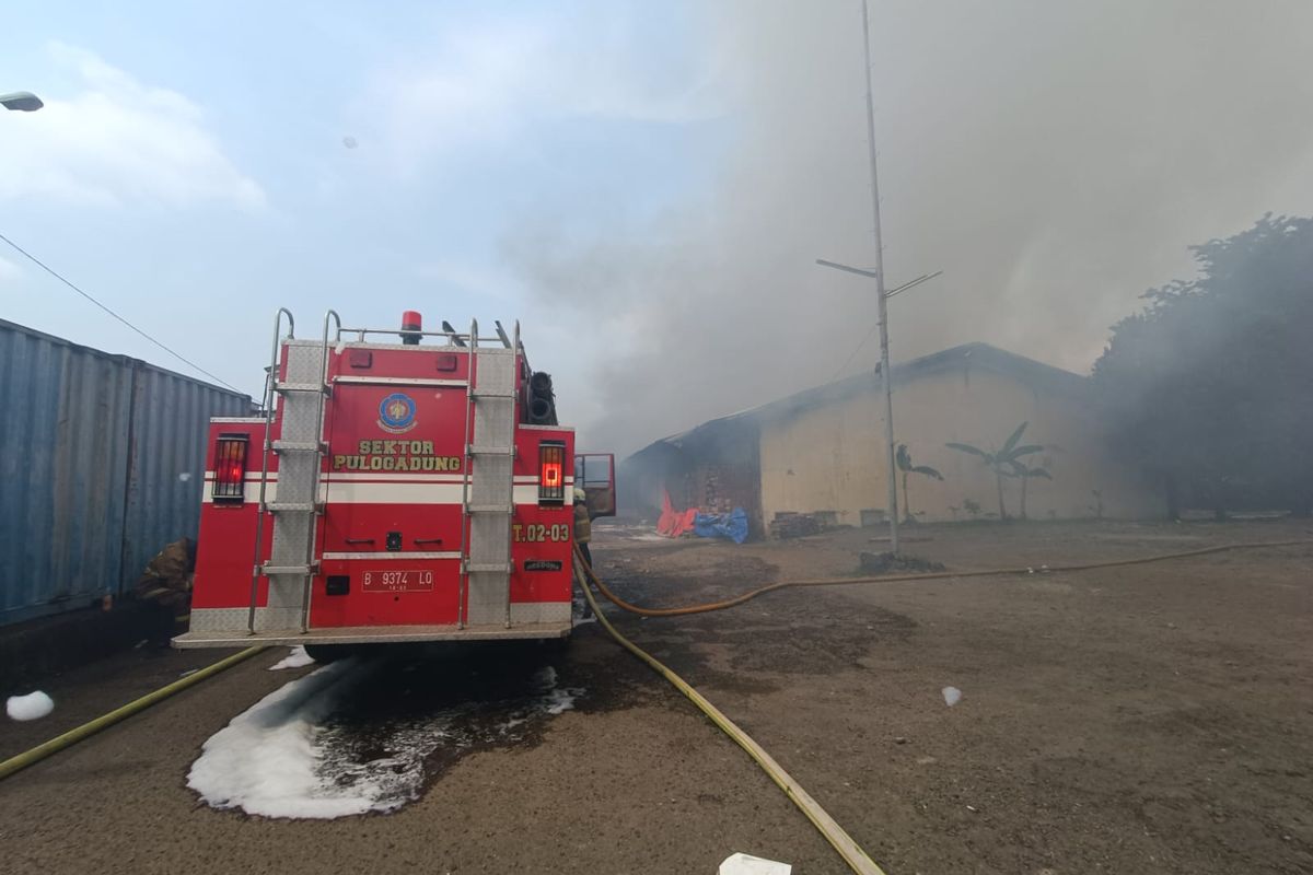 Gudang beras di Pasar Induk Beras Cipinang, Jakarta Timur terbakar, sejak sekitar pukul 12.30 WIB, Selasa (21/3/2023).