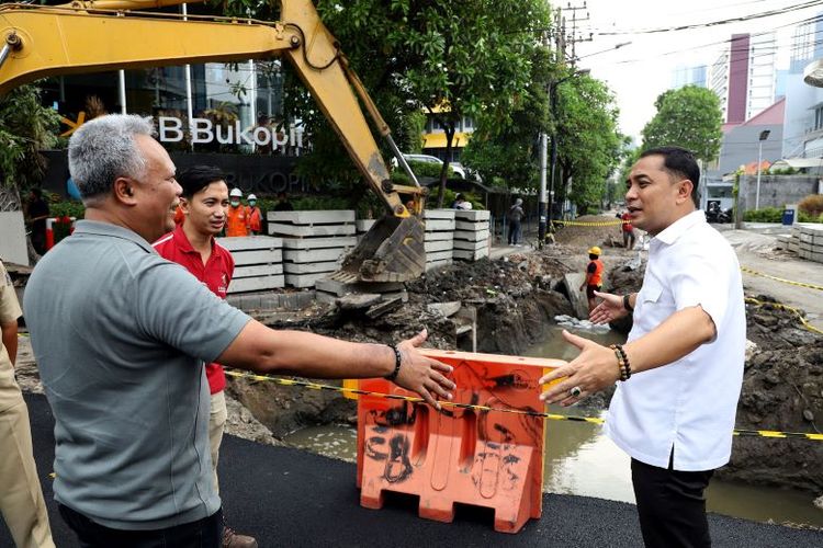 Wali Kota Surabaya Eri Cahyadi meninjau pengerjaan saluran air. 