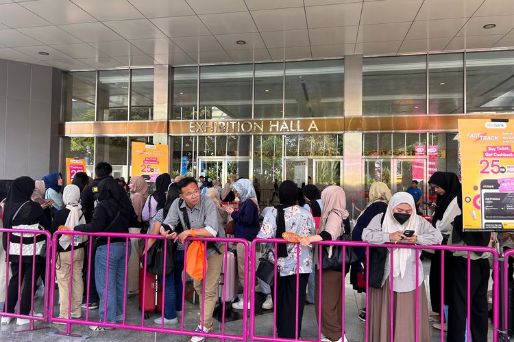 Para pengunjung terus memadati pintu masuk Jakarta X Beauty di JCC, Kamis (6/6/2024). Beberapa di antaranya merupakan jastiper yang sudah siap membelikan barang pesanan para pelanggannya.